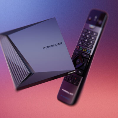 Formuler Z12 Pro met BT1-afstandsbediening op een paarse en rode achtergrond