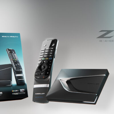 Formuler Z12 Ultra SE met BT3-afstandsbediening naast de verpakking